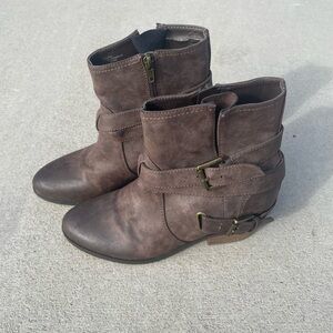 Women’s 7.5 Crown Vintage Brown Booties Used